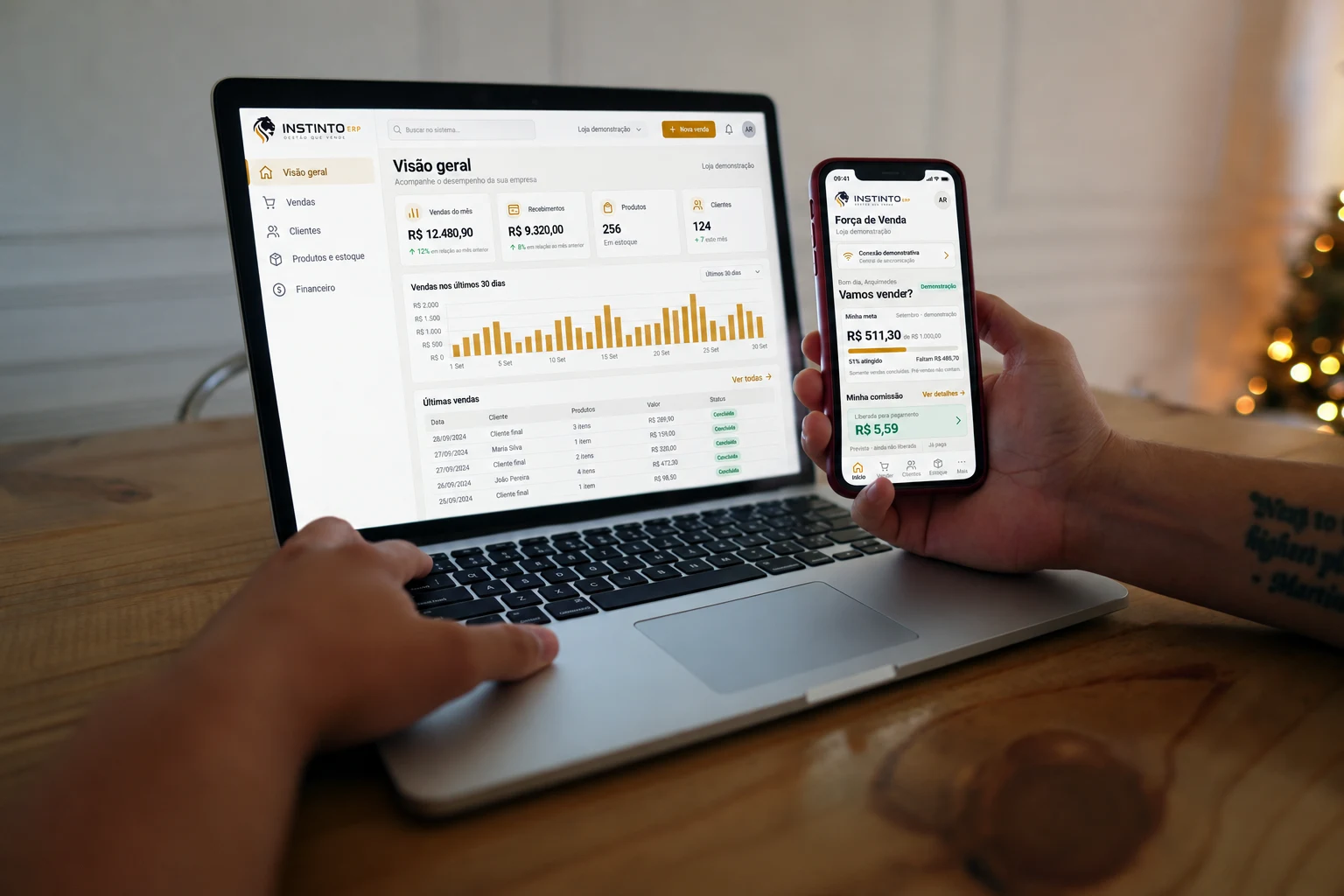 Montagem demonstrativa: dashboard do Instinto ERP no Mac e força de vendas no iPhone